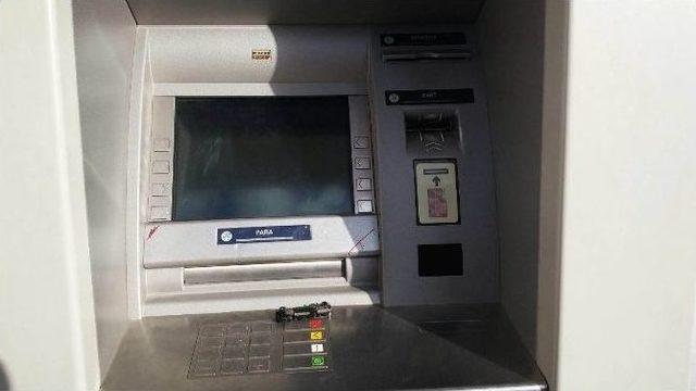 Atm’deki Düzeneği Polisler Fark Etti