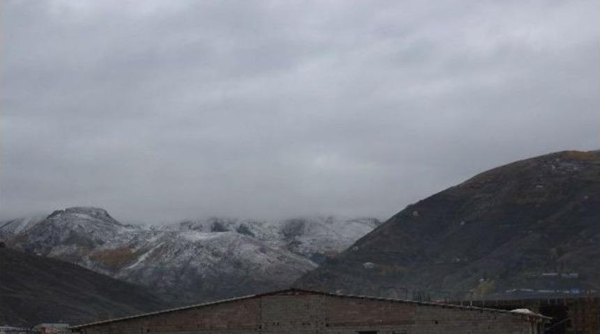 Muş&rsquo;ta Mevsimin İlk Karı Yağdı