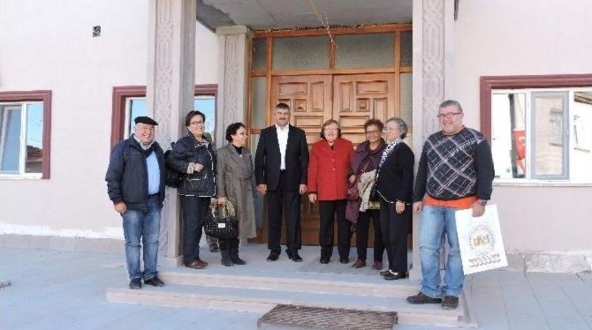 Kansere Dikkat &Ccedil;ekmek İ&ccedil;in 45 Yıl Sonra &Ouml;ğretmen Olduğu İl&ccedil;eye Gitti