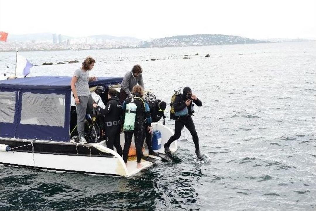 Atat&uuml;rk&rsquo;&uuml;n Mavi G&ouml;zlerinin &Ccedil;izildiği Resim Denizde A&ccedil;ıldı