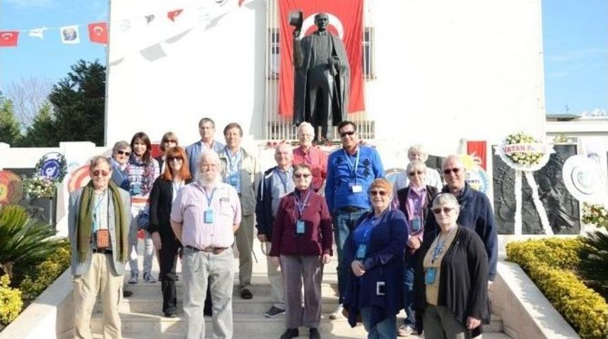 İngiliz Turistlerden Atatürk’e Saygı
