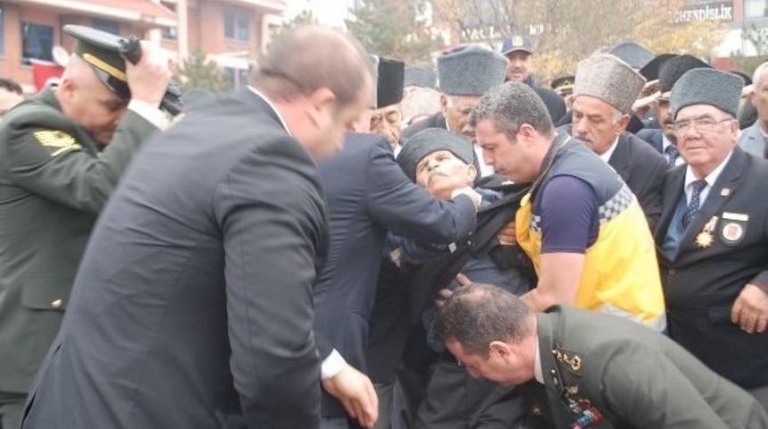 Atat&uuml;rk Hayranı Gazi, İstiklal Marşı Okunurken Yere Yığıldı