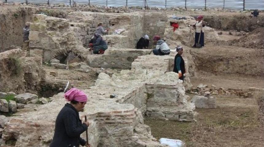 Tarihi Yemiş Kapanı Hanı G&uuml;n Y&uuml;z&uuml;ne &Ccedil;ıkmaya Başladı