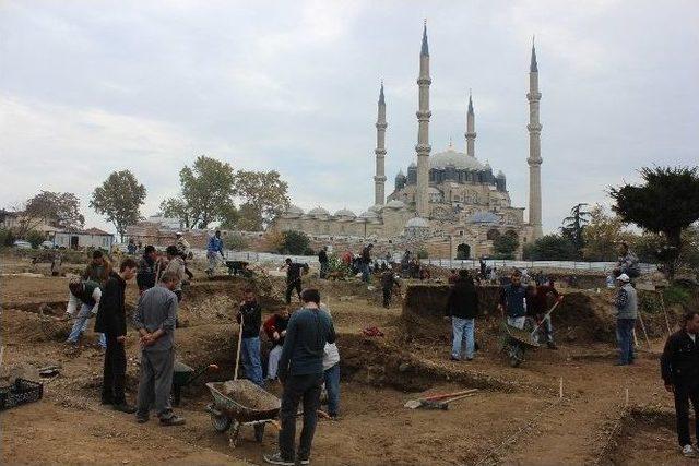 Tarihi Yemiş Kapanı Hanı Gün Yüzüne Çıkmaya Başladı