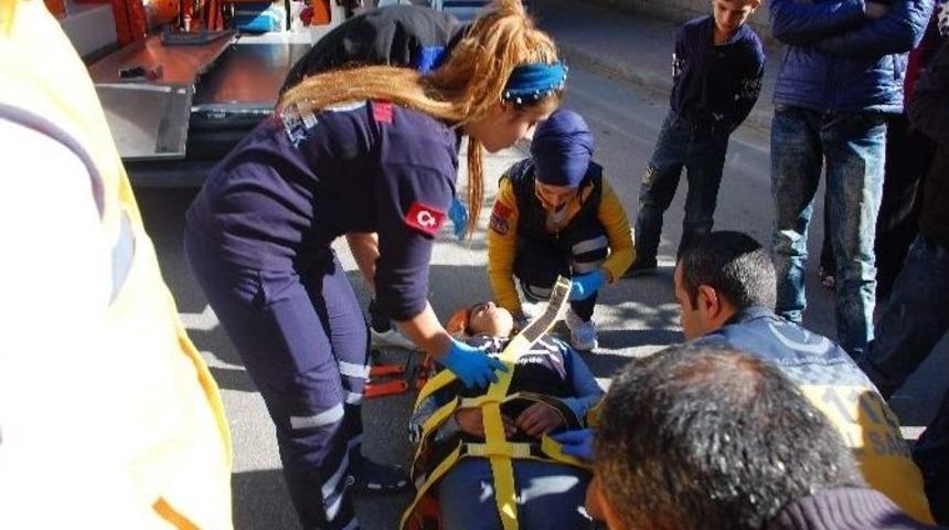 Otomobilin &Ccedil;arptığı Gen&ccedil; Kız Yaralandı