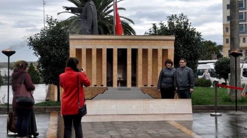 Anıtkabir Maketi İle Selfie