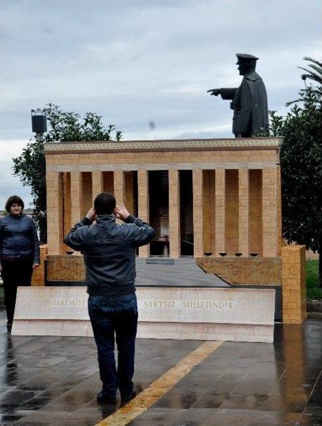 Anıtkabir Maketi İle Selfie