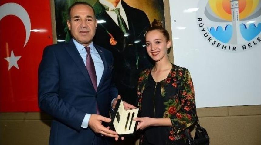 Başkan S&ouml;zl&uuml; G&uuml;venlik G&ouml;revlilerini &Ouml;d&uuml;llendirdi