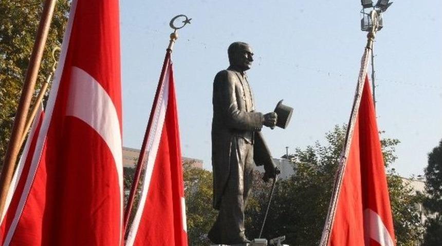 D&uuml;zce&rsquo;de Atat&uuml;rk &Ouml;l&uuml;m&uuml;n&uuml;n 77. Yıl D&ouml;n&uuml;m&uuml;nde Anıldı