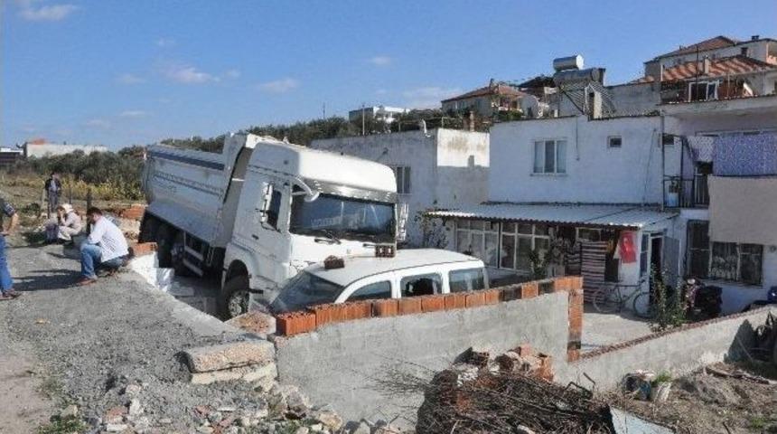 Kamyon Evin Bah&ccedil;esine Girdi