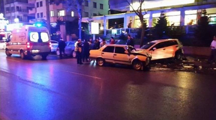 Trabzon&rsquo;da Kontrolden &Ccedil;ıkan Otomobil Park Halindeki 3 Araca &Ccedil;arptı