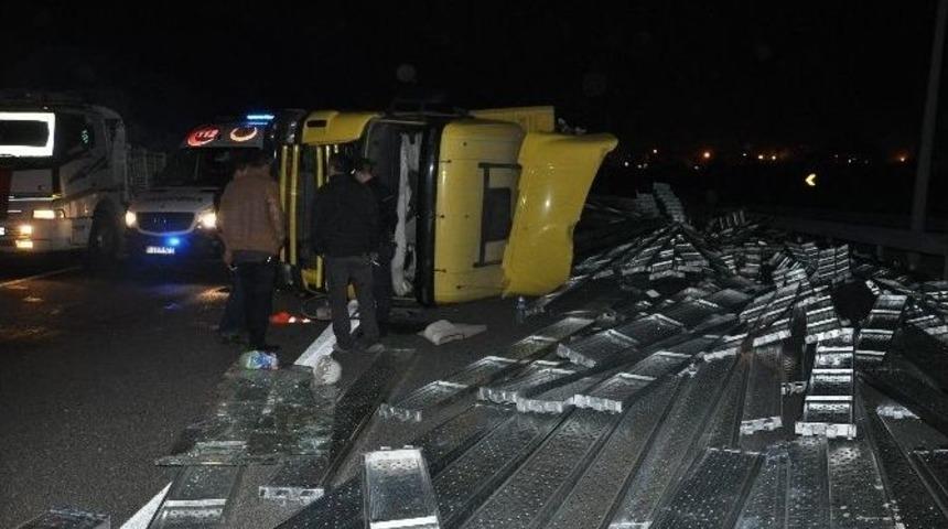 Boz&uuml;y&uuml;k&rsquo;te Tır Devrildi, 1 Yaralı