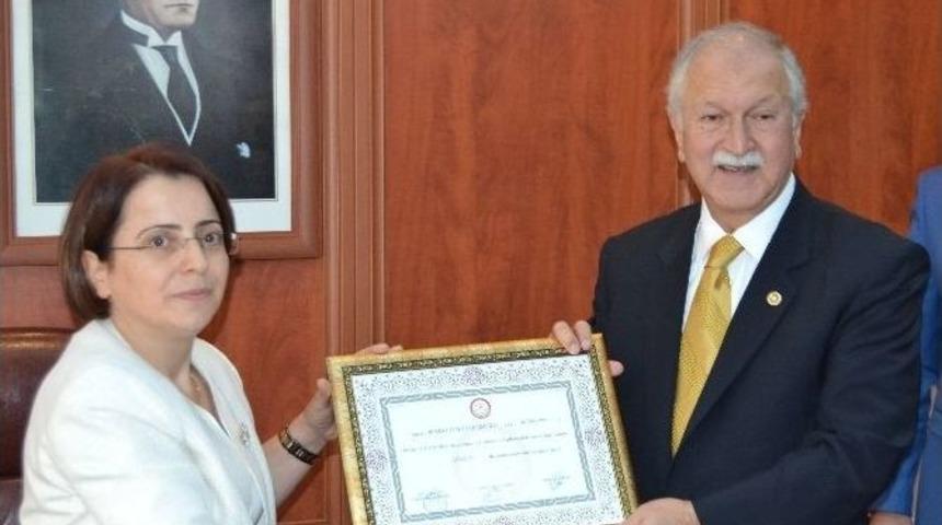 Chp&rsquo;li B&uuml;lent Bektaşoğlu Mazbatasını Aldı