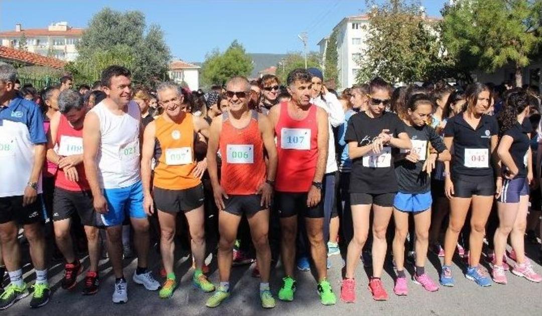 Engelleri Aştı, Atat&uuml;rk İ&ccedil;in Koştu