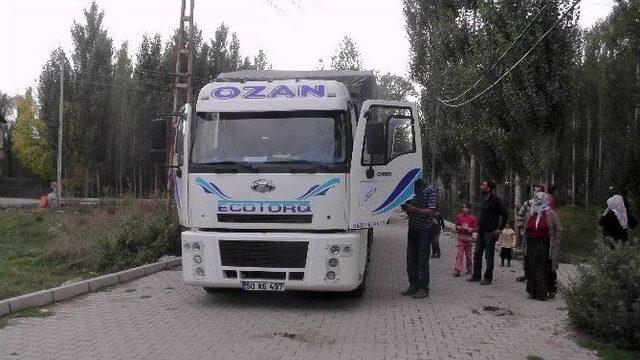 Muş’tan Batı İllerine Kamyonla Kışlık Erzak Gönderiyorlar