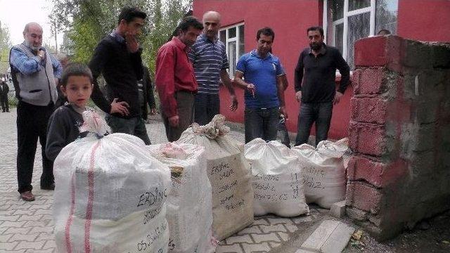 Muş’tan Batı İllerine Kamyonla Kışlık Erzak Gönderiyorlar