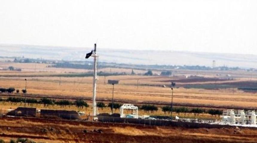 Hava Saldırısından Korkan Işid Karargahındaki Bayrağını İndirdi