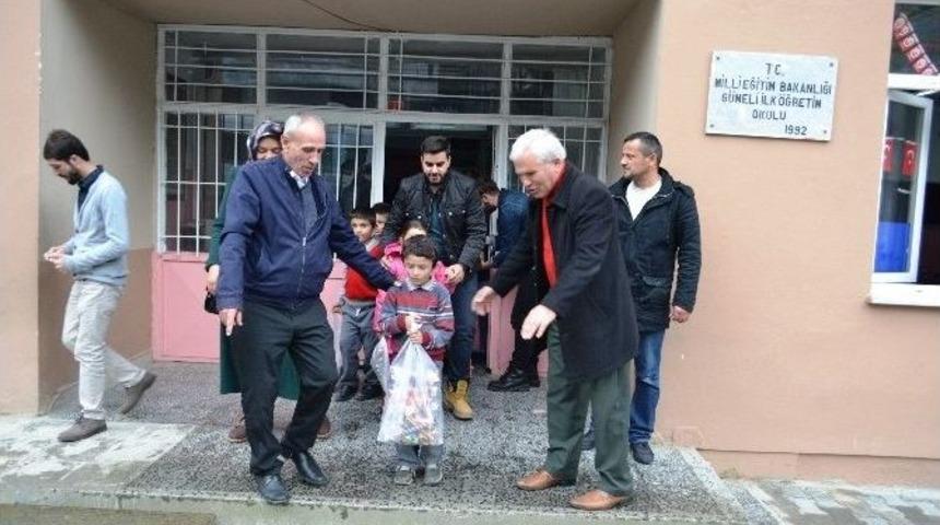 &Uuml;niversitelilerden &Ouml;ğrenci Kardeşlerine Kırtasiye Yardımı