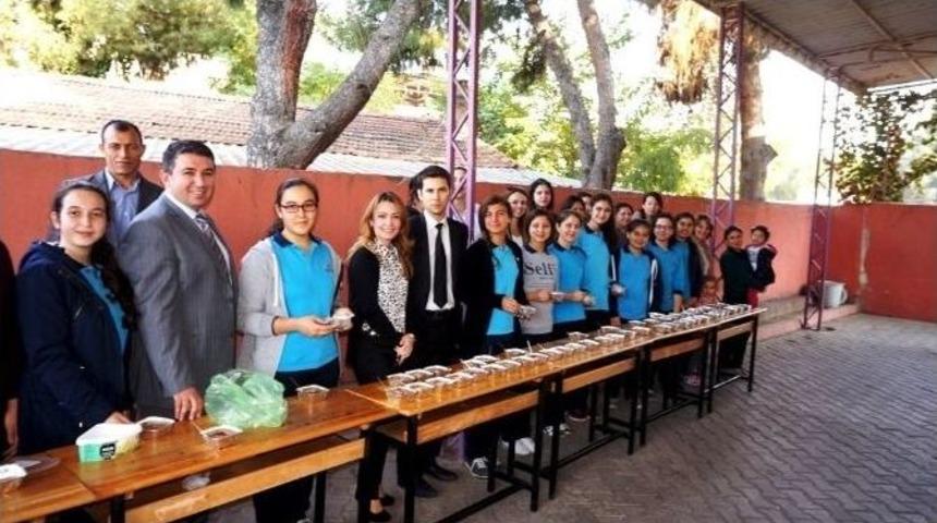 Sarıg&ouml;l&rsquo;de &Ouml;ğretmenlerden &Ouml;ğrencilerine Aşure İkramı