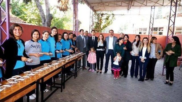 Sarıgöl’de Öğretmenlerden Öğrencilerine Aşure İkramı