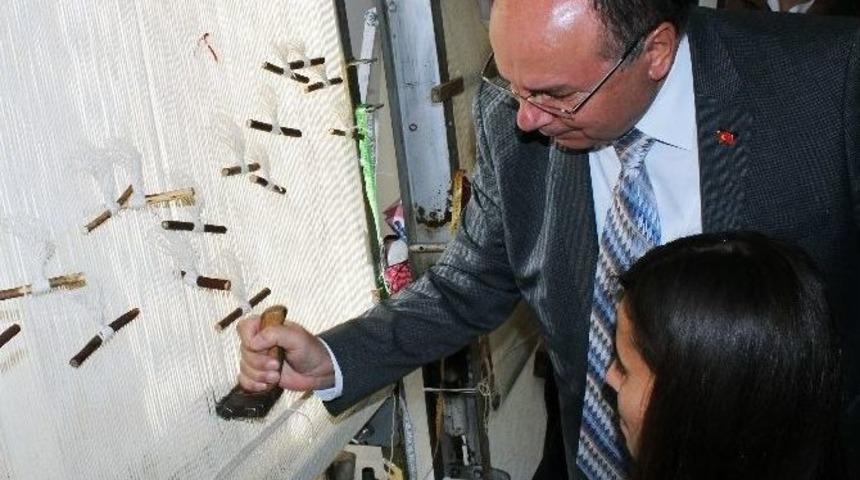 Vali &Ccedil;i&ccedil;ek Halı Dokudu