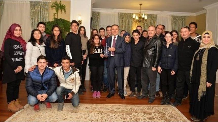 Beykozlu &Ouml;ğrencilerden Vali Altıparmak&rsquo;a Ziyaret