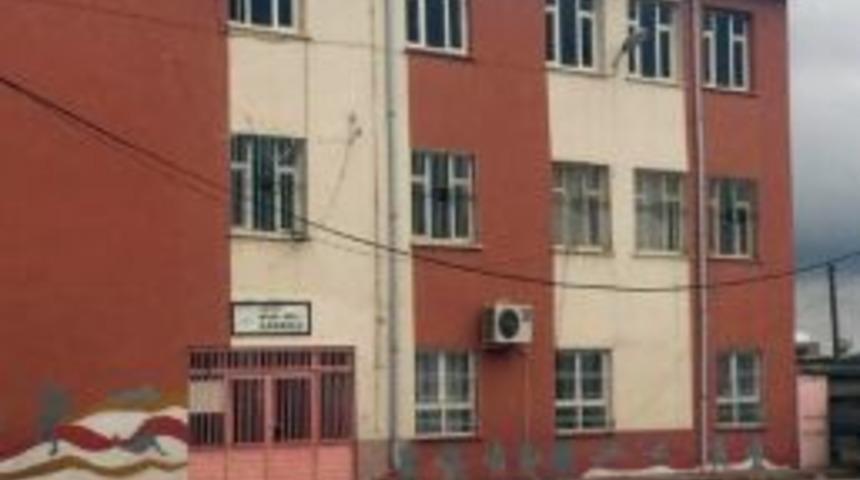 Okulda &Uuml;zerine Dolap D&uuml;şen &Ccedil;ocuk Hayatını Kaybetti