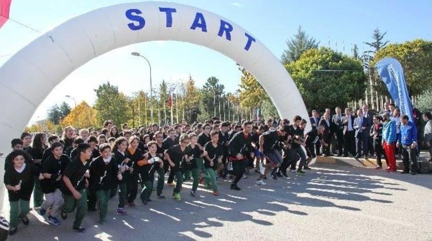 Atat&uuml;rk Koşusunda Dereceye Giren Sporculara &Ouml;d&uuml;lleri Verildi