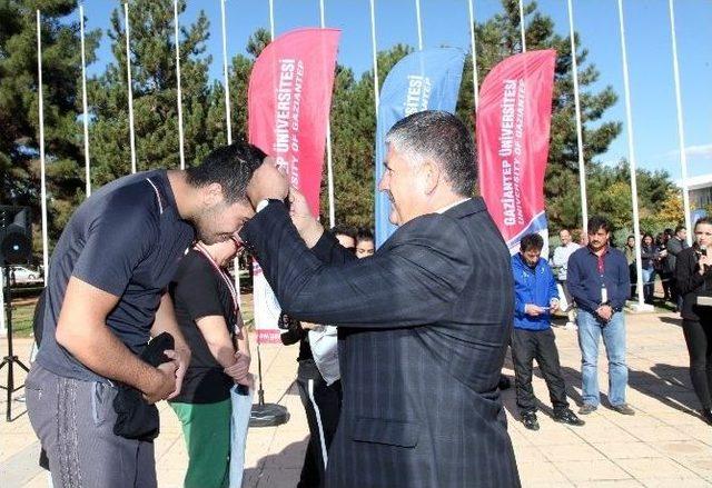 Atatürk Koşusunda Dereceye Giren Sporculara Ödülleri Verildi