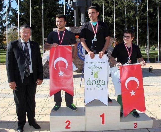 Atatürk Koşusunda Dereceye Giren Sporculara Ödülleri Verildi