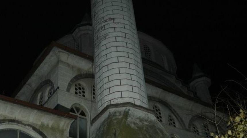 Camide D&uuml;şerek &Ouml;ld&uuml;