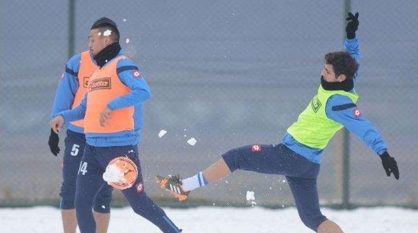 Bb Erzurumspor, Karlı Zeminde Antrenman Yaptı