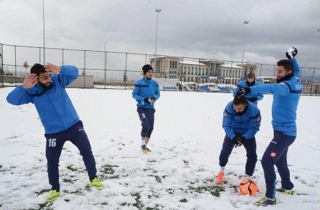 Bb Erzurumspor, Karlı Zeminde Antrenman Yaptı