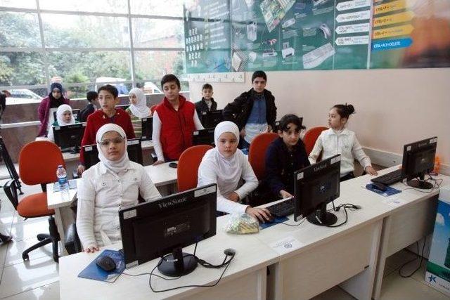 Mültecilere Bilgisayar Kursu