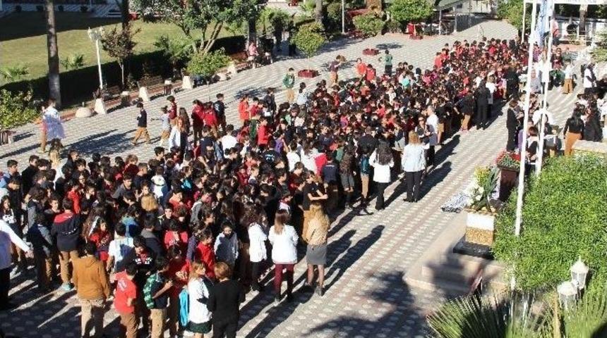 Ata&rsquo;yı 25 Metrelik Pankartla Andılar