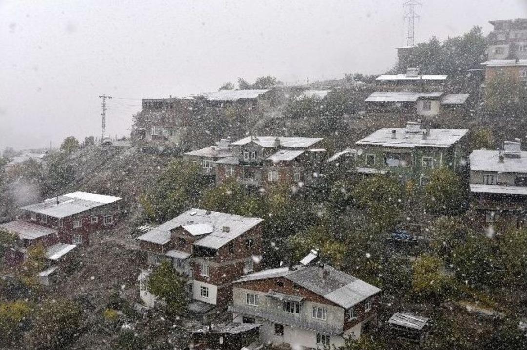 G&uuml;m&uuml;şhane İl Merkezine Yılın İlk Karı Yağdı