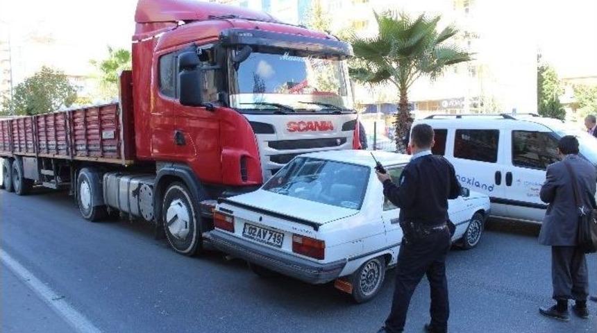 Tır, &Ccedil;arptığı Otomobili 20 Metre S&uuml;r&uuml;kledi