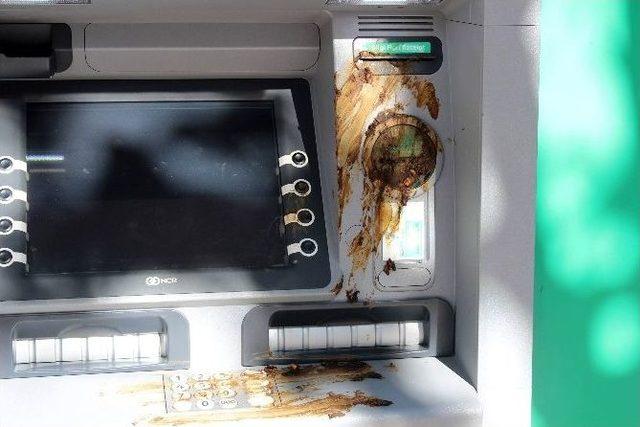 Bankaların Atm’lerine İnsan Dışkısı Sürüldü