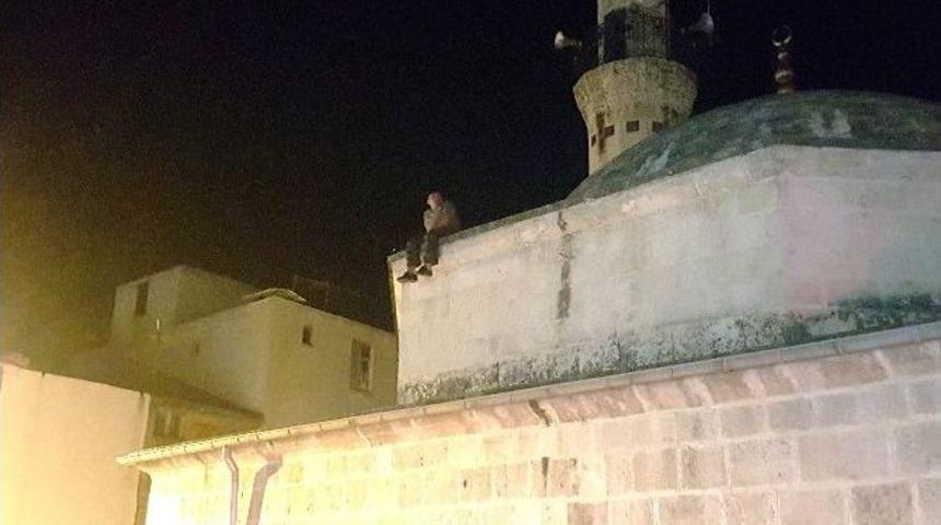 Caminin Kubbesine &Ccedil;ıkarak İntihar Etmek İstedi