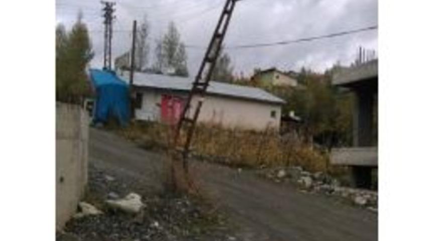 Mahalle Sakinlerinin Korkulu R&uuml;yası Direkler Onarıldı