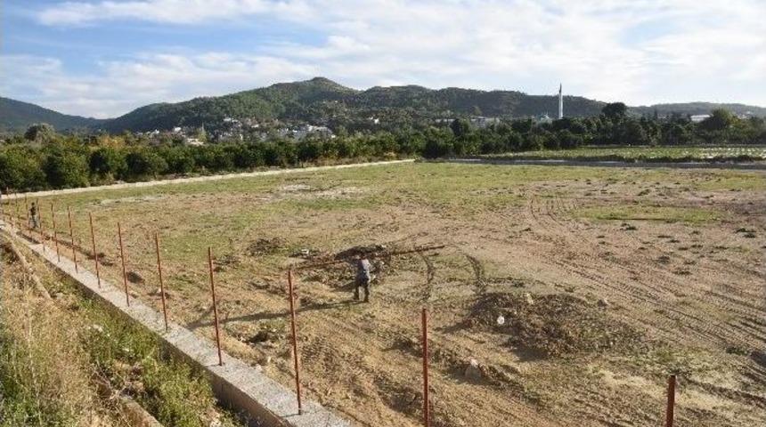 Alanya Belediyesi&rsquo;nden Gen&ccedil;lere Futbol Sahası
