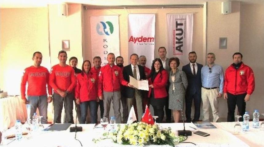 Kuşadası&rsquo;nda Otelciler Ve Aydem Akut&rsquo;a Arazi Aracı Bağışladı