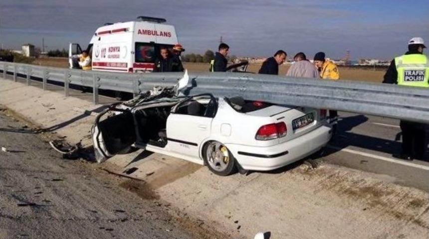 Otomobil Bariyerlere &Ccedil;arptı: İki Yaralı