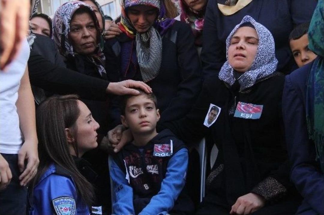 Şehit Polis Baba Ocağında G&ouml;zyaşlarıyla Karşılandı
