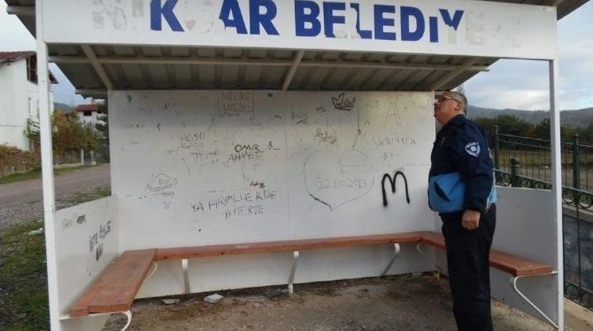 Niksar&rsquo;da Dolmuş Durakları Tahrip Edildi