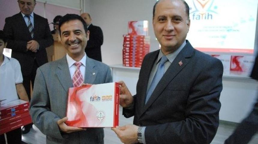 Vali &Ccedil;omaktekin Tablet Bilgisayar Dağıttı