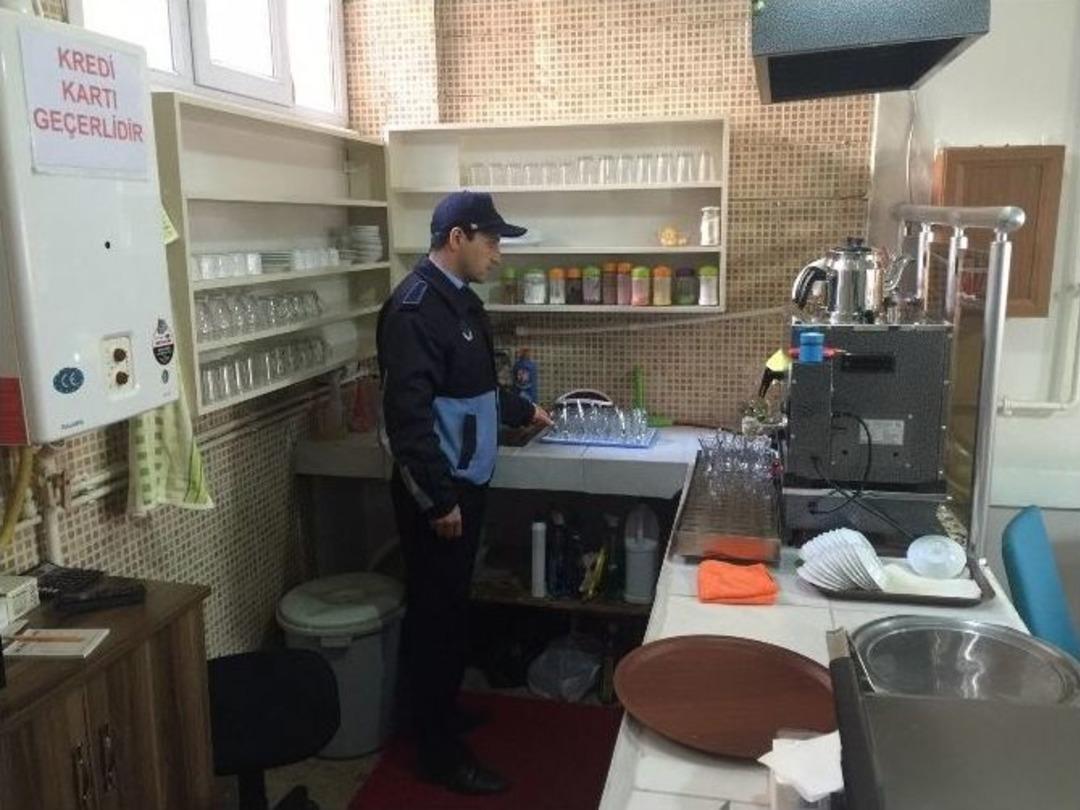 Zabıta Ve &Ccedil;evre Şehircilik M&uuml;d&uuml;rl&uuml;ğ&uuml; Ekiplerinden K&ouml;m&uuml;r Denetimi