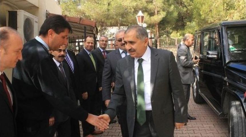 Vali Ko&ccedil;ak Kızılay&rsquo;a Kan Verdi