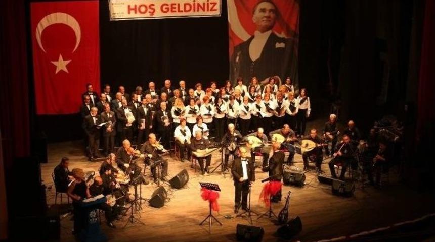 Atat&uuml;rk Sevdiği Şarkılarla Anıldı