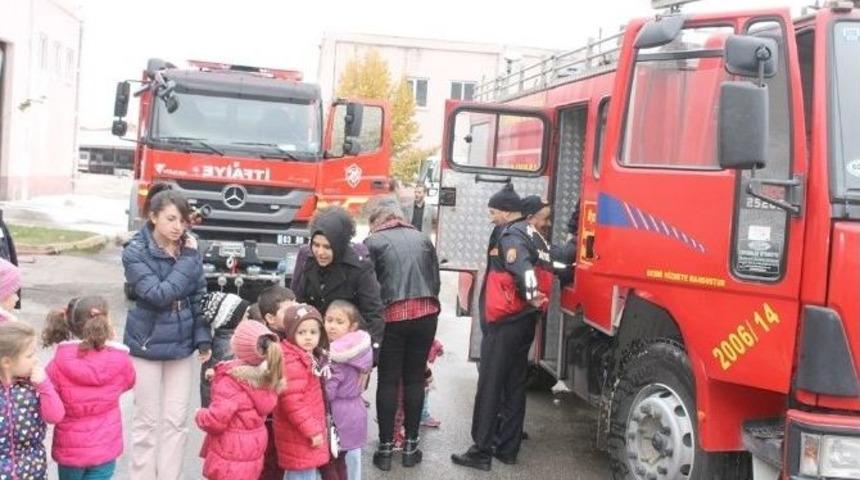 Afyonkarahisar&rsquo;da Minik &Ouml;ğrenciler İtfaiyeyi M&uuml;d&uuml;rl&uuml;ğ&uuml;n&uuml; Gezdi